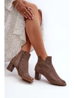 Dámské prolamované eko semišové boty na vysokém podpatku s otevřenou špičkou Hnědá Halania Dámské prolamované eko semišové boty na vysokém podpatku s otevřenou špičkou Hnědá Halania