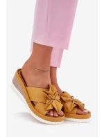 Kožené dámské sandály na klínovém podpatku s ozdobným květem Artiker 52C0504 žluté