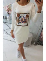 Šaty s 3D grafikou a zdobenými volánky v barvě ecru Šaty s 3D grafikou a zdobenými volánky v barvě ecru