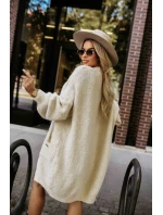 628-1 Módní oversize svetr s ozdobnou broží a praktickými kapsami - béžový