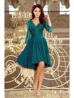 Dámské šaty v lahvově zelené barvě s delším zadním dílem a s krajkovým výstřihem model 7213719