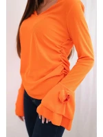 Dámská pruhovaná blůza s V výstřihem a volánky na rukávech oranžová