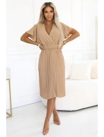 607-2 Plisované midi šaty LYRA s obálkovým výstřihem a širokým páskem - CARMELINE