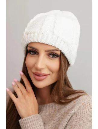 Dámská zimní čepice z vlny s copánkovým vzorem K452 bílá