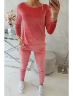 Velurová souprava s řasením na zadní straně malinová Velurová souprava s řasením na zadní straně malinová