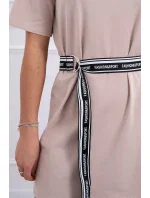 Šaty s ozdobným páskem béžové Šaty s ozdobným páskem béžové