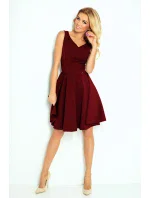 Rozšířené dámské šaty v bordó barvě s výstřihem ve tvaru srdce model 6703274 Rozšířené dámské šaty v bordó barvě s výstřihem ve tvaru srdce model 6703274