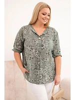 Dámská bavlněná halenka Plus Size s krátkým rukávem a ozdobným knoflíkem khaki Dámská bavlněná halenka Plus Size s krátkým rukávem a ozdobným knoflíkem khaki