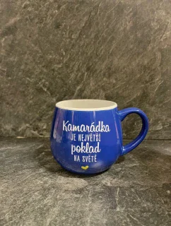 KAMARÁDKA JE NEJVĚTŠÍ POKLAD NA SVĚTĚ (bílý text) - modrý keramický hrníček 300 ml