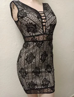 Dámské krajkové šaty Y8751 černo-bílé - Emamoda