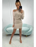 Šaty s ozdobou na rameni béžové barvy Šaty s ozdobou na rameni béžové barvy