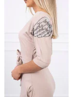 Šaty s křídly na ramenou béžové