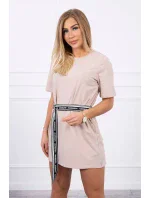 Šaty s ozdobným páskem béžové Šaty s ozdobným páskem béžové