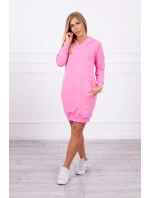 Šaty s kapucí ve světle růžové barvě