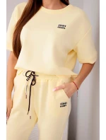 Dámský viskózový komplet s krátkým rukávem a kalhotami s ohrnutým spodním lemem žlutý