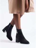 Zajímavé černé dámské  kotníčkové boty na širokém podpatku