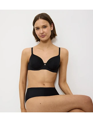 BODY MAKE-UP ESSENTIALS – Neviditelná podprsenka s tvarujícími kosticemi Triumph