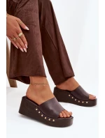 Dámské pantofle na platformě se zlatými sponami hnědé Arionne