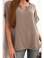 Dámská bavlněná mušelínová oversize halenka s výstřihem do V a s krajkou fango Dámská bavlněná mušelínová oversize halenka s výstřihem do V a s krajkou fango