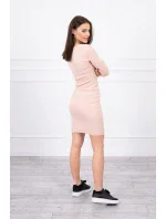Přiléhavé šaty s výstřihem pudrově béžové Přiléhavé šaty s výstřihem pudrově béžové