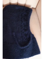 Dámská čepice s kapucí a pleteným copem granátová