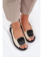 Dámské lakované kožené sandály na klínku s ozdobou - béžové Artiker