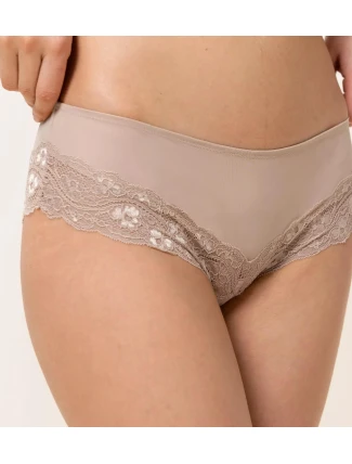 Kalhotky Lovely Micro Hipster hedvábně béžové - TRIUMPH Kalhotky Lovely Micro Hipster hedvábně béžové - TRIUMPH