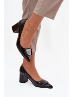 Dámské lakované lodičky na blokovém podpatku s ozdobou Isoline – černé Dámské lakované lodičky na blokovém podpatku s ozdobou Isoline – černé