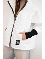Dámská jarní prošívaná bunda s ozdobným ražením a zipem bílá