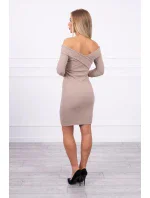 Přiléhavé šaty s výstřihem do V tmavě béžové barvy