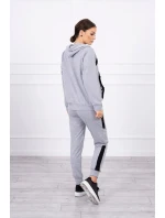 Šedá pruhovaná sportovní souprava