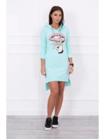 Šaty s delšími zády a barevným potiskem mint
