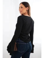 Dámská pruhovaná blůza s V výstřihem a volány na rukávech černá Dámská pruhovaná blůza s V výstřihem a volány na rukávech černá