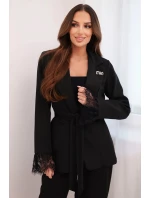 Dámská sako s páskem a krajkovým zakončením rukávů černá