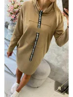 Velbloudí šaty s kravatou Velbloudí šaty s kravatou