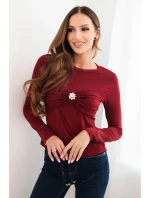 Dámská blůza z viskózy přiléhavá s řasením a broží bordó