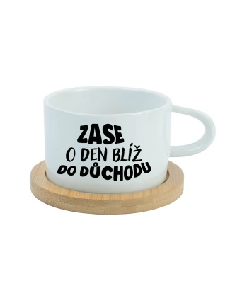 ZASE O DEN BLÍŽ DO DŮCHODU - bílý hrníček makronka 200 ml