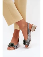 Kožené Dámské Sandály Na Klínku S Dekorativním Květinou Laura Messi 2973 Bílá-Černá Kožené Dámské Sandály Na Klínku S Dekorativním Květinou Laura Messi 2973 Bílá-Černá