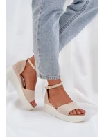 Lehké sandály na platformě a jemném klínu světle béžové Gillifia