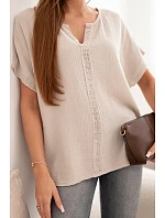 Dámská bavlněná mušelínová oversize halenka s výstřihem do V a krajkou béžová Dámská bavlněná mušelínová oversize halenka s výstřihem do V a krajkou béžová