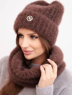 Dámská souprava čepice a šály zimní nadýchaná s ozdobným emblémem černá