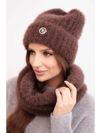 Dámská souprava čepice a šály zimní nadýchaná s ozdobným emblémem černá