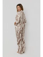 Luna si rozepnula pyžamo.