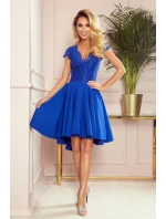 PATRICIA - Dámské šaty v chrpové barvě s delším zadním dílem a krajkovým výstřihem 300-3