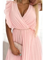 470-1 GIORGIA Plisované šaty s volánky, výstřihem a zlatým řetízkem - BRUSSWINE