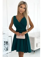 478-3 MAYA Šaty s delšími zády, výstřihem a páskem - BOTTLE GREEN