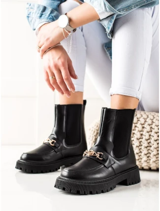 Klasické dámské černé kotníčkové boty na plochém podpatku Klasické dámské černé kotníčkové boty na plochém podpatku