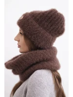 Dámská souprava čepice a šály zimní nadýchaná s ozdobným emblémem černá