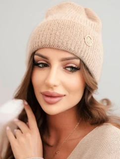 Dámská zimní čepice huňatá s ozdobným knoflíkem světle camelová
