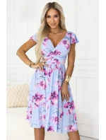 425-14 MATILDE Blinkered midi šaty s obálkovým výstřihem a krátkými rukávy - modré s růžovými květy